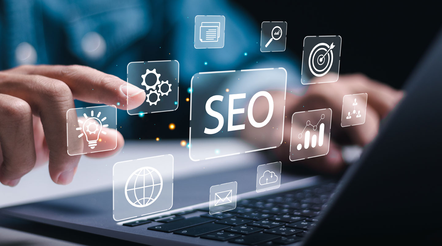 Freelance concentré sur sa formation SEO à distance depuis son domicile, environnement calme et organisé